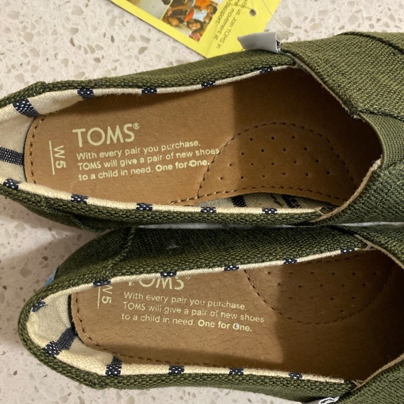 Toms - Picture 3 of 6